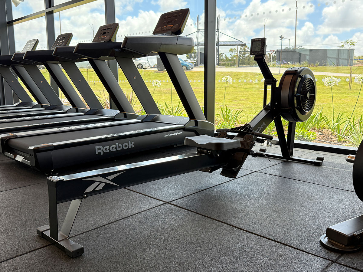 máquina de remo gimnasio