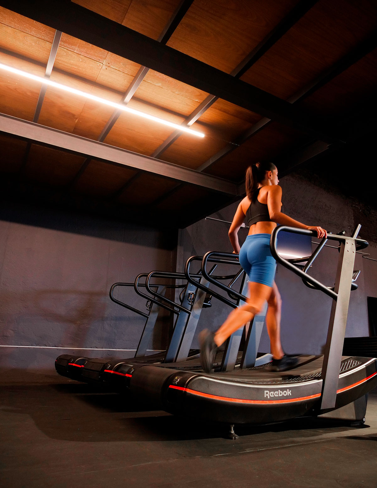 foto de mujer caminador curvo gimnasio crossfit